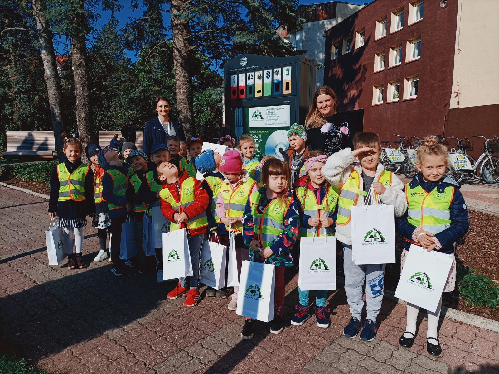 Neonki segregują mini elektroodpady