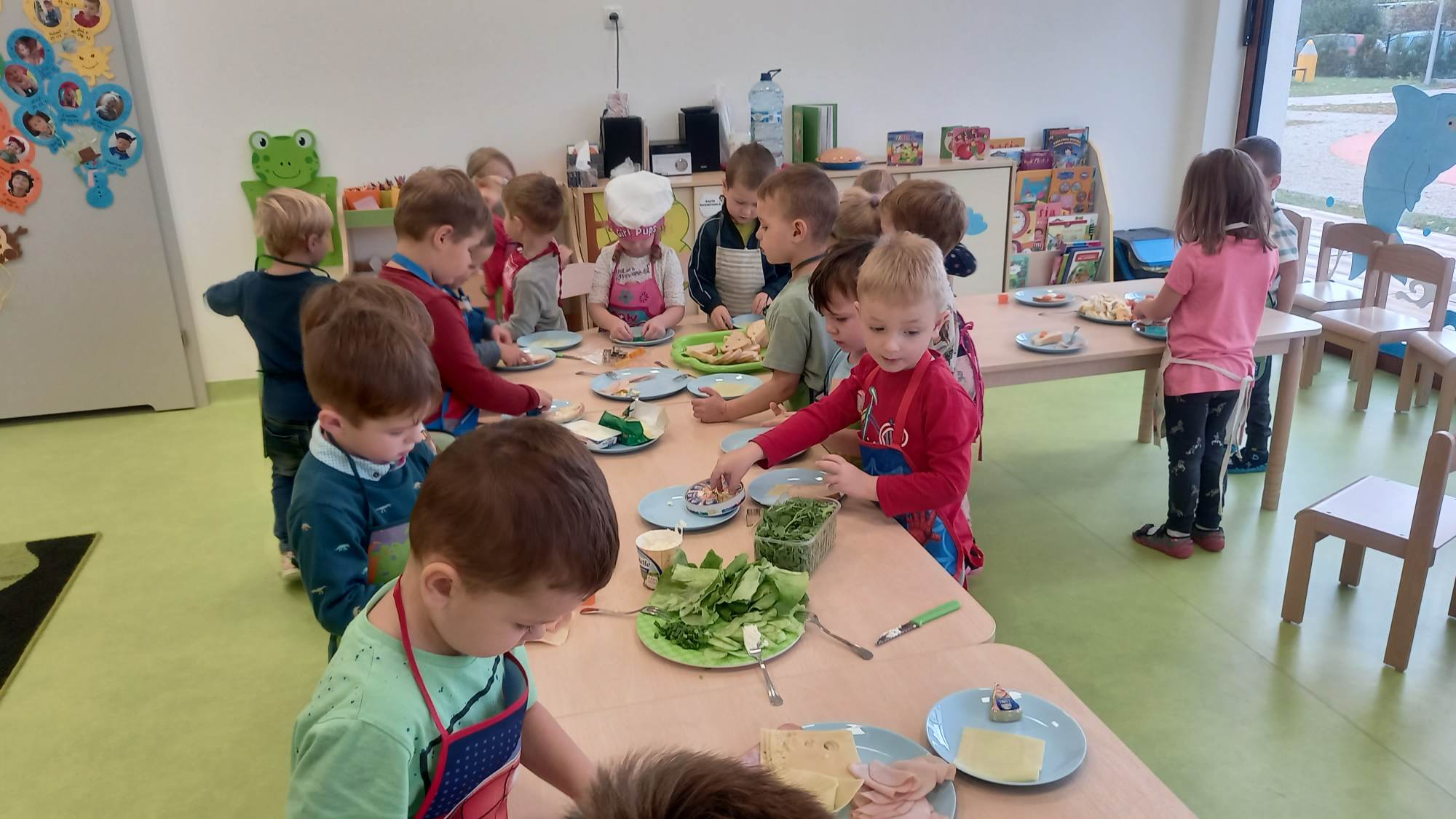 Delfinki i warzywne kanapki
