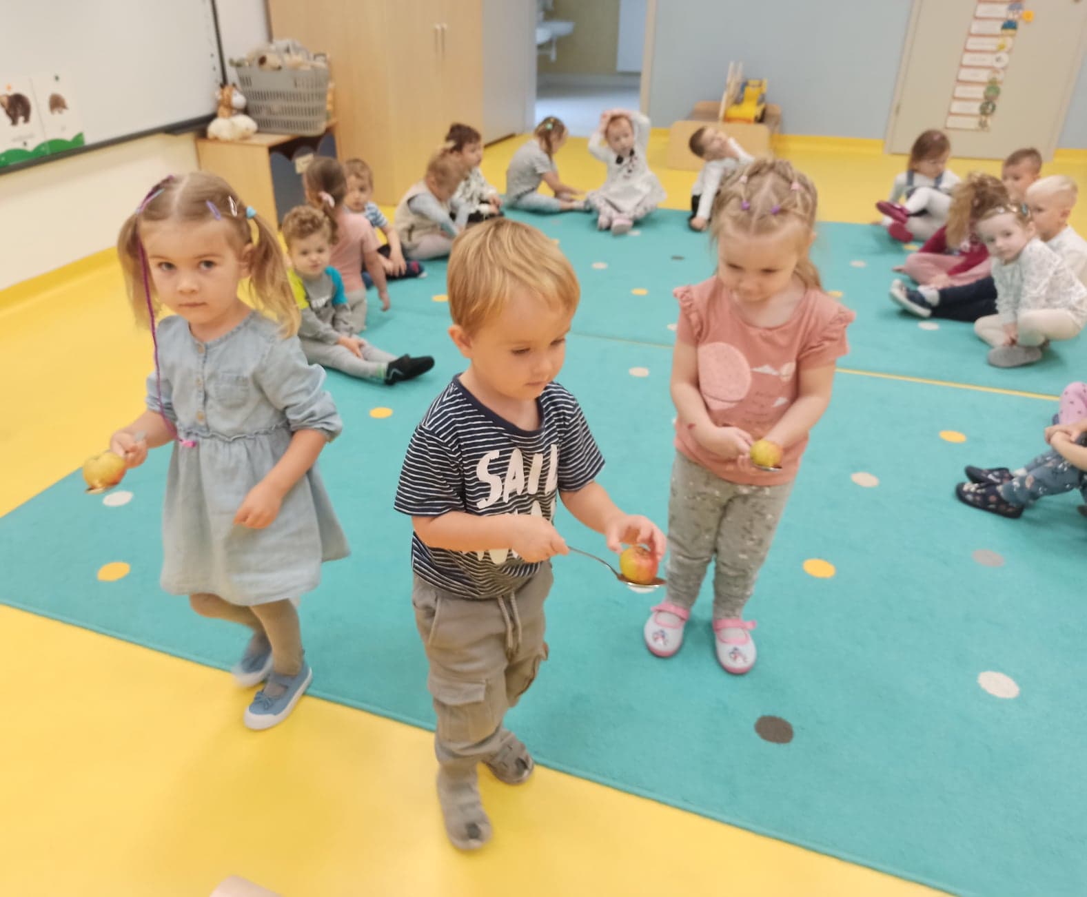 Bursztynki poznają owoce z sadu