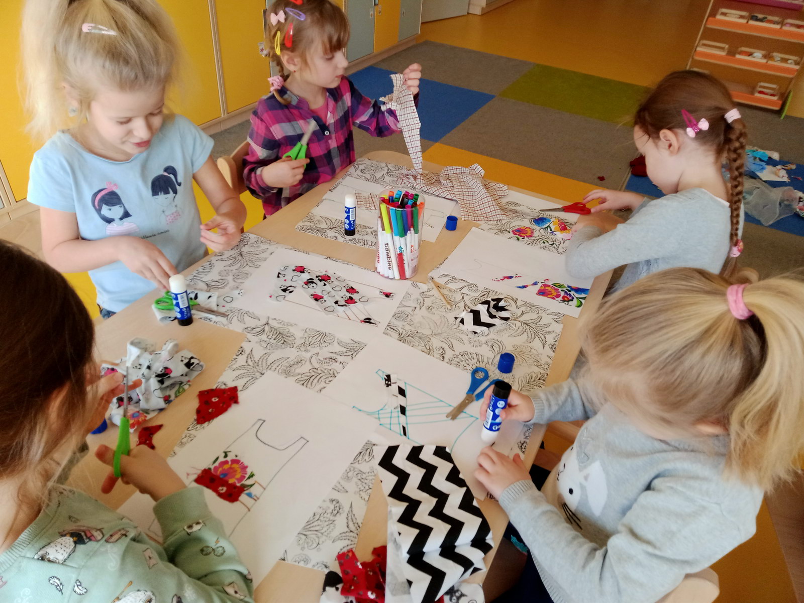 Neonki w pracowni projektanta mody