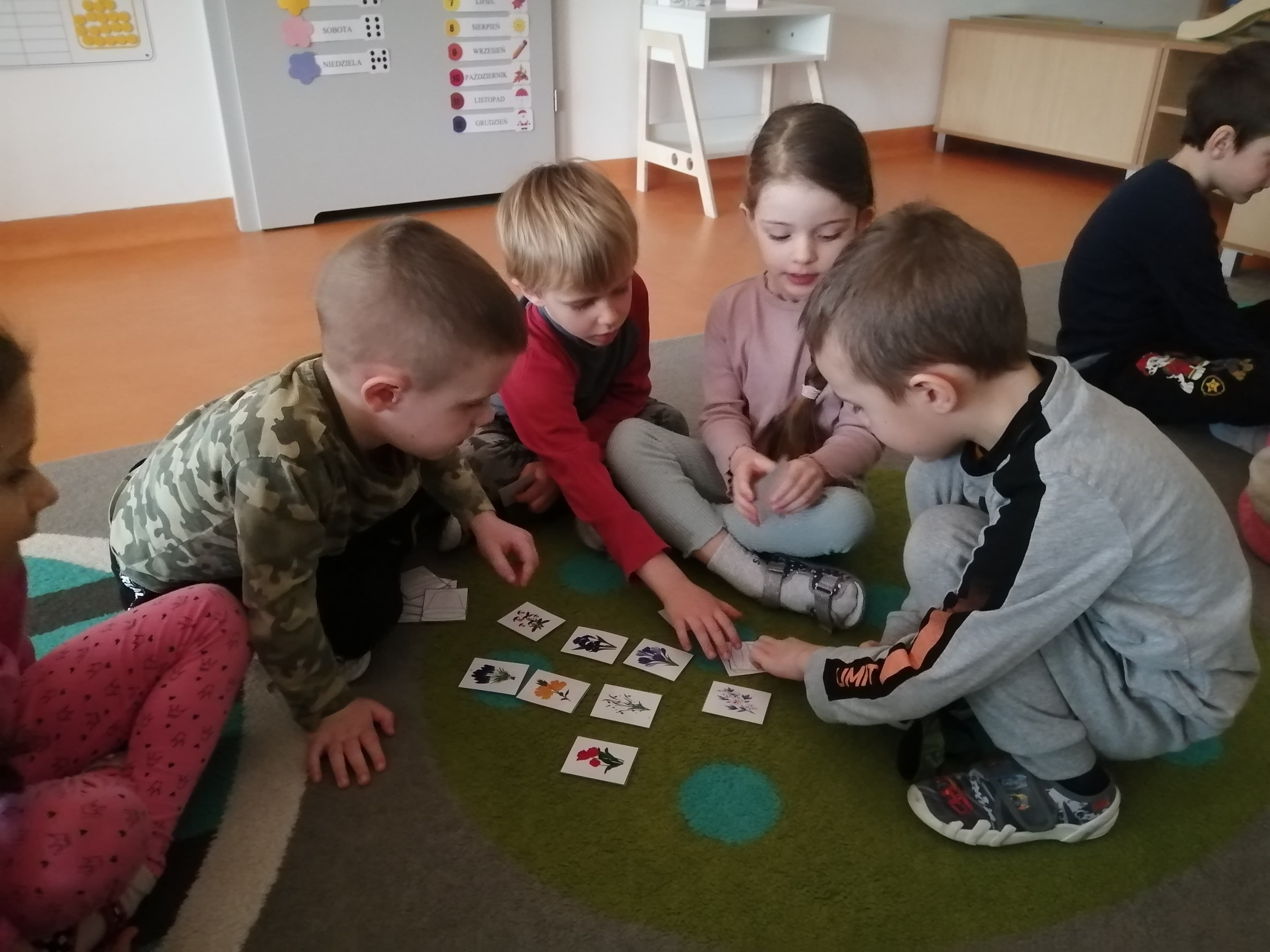 Welonki poznawały wiosenne kwiaty
