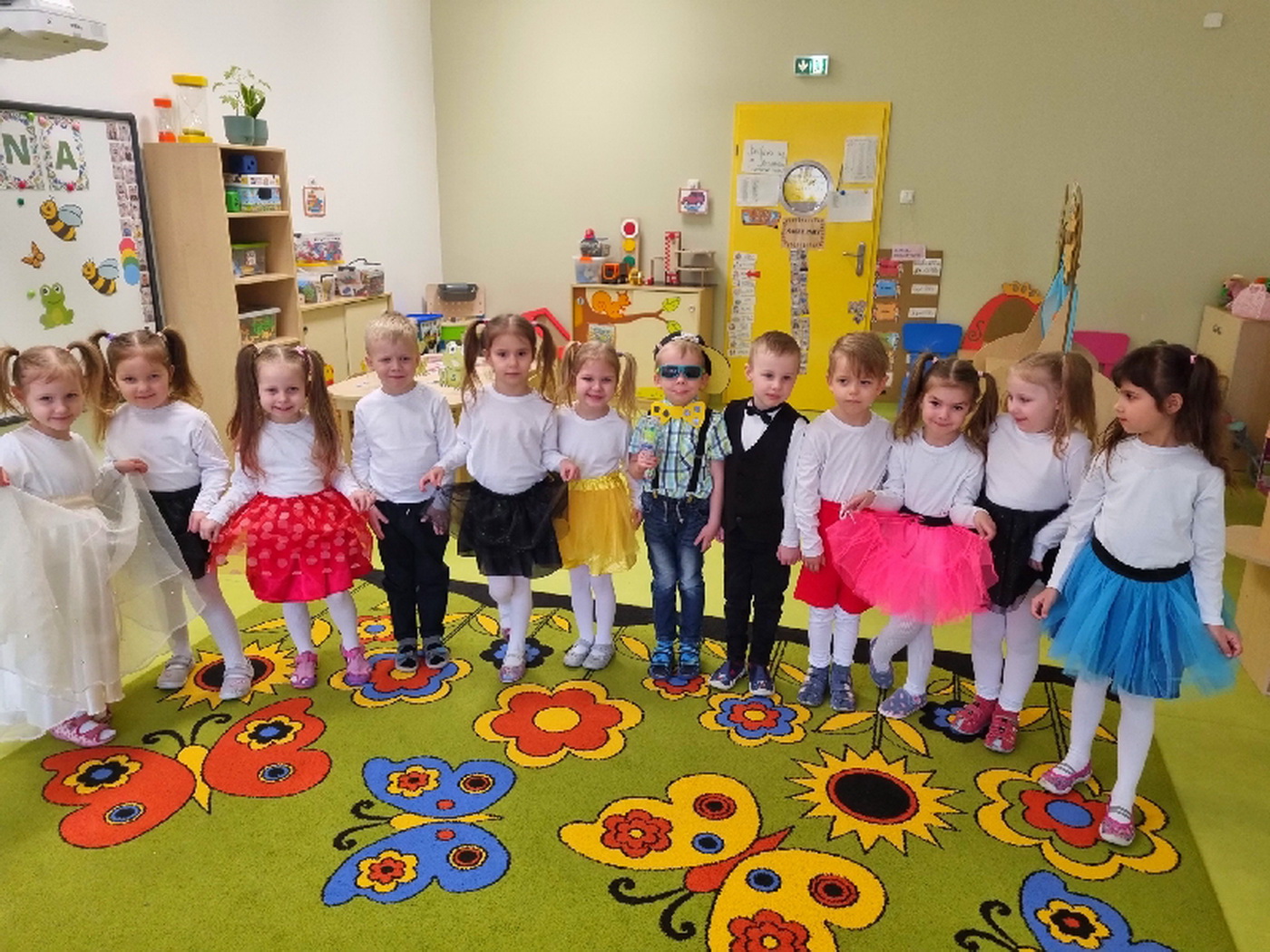Delfinki w spektaklu "Moja zwariowana rodzinka"