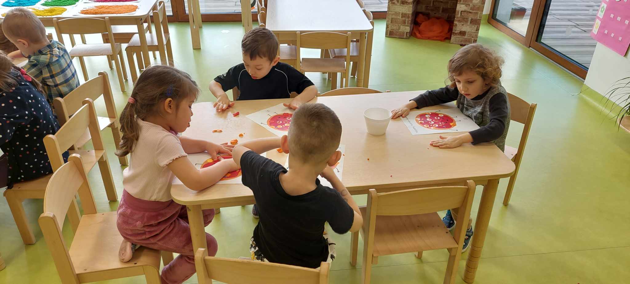 Delfinki przygotowują się do Dnia Babci i Dziadka