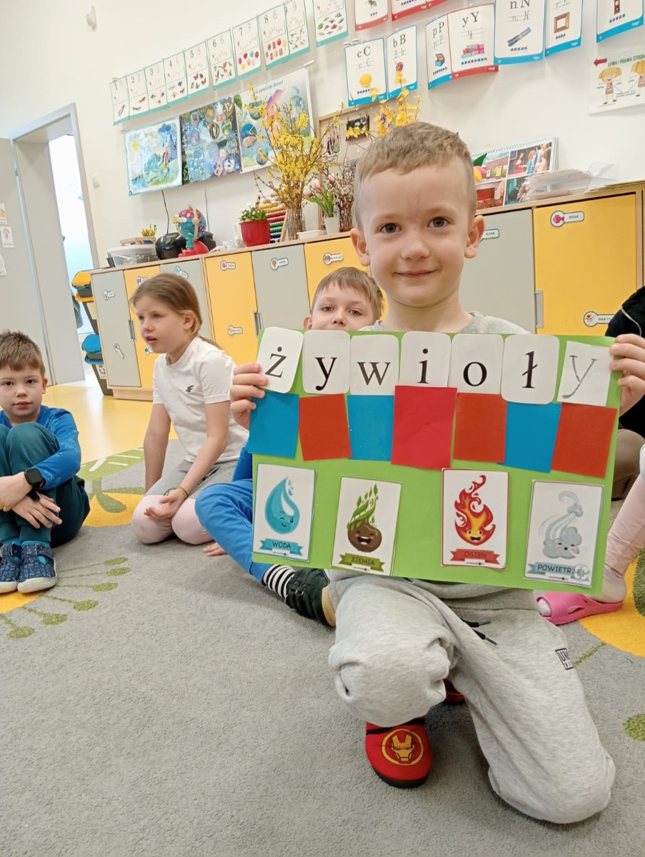 Cztery żywioły zawitały do grupy Neonków. Wspaniale było poznać tajniki powstawania wiatru, odkrywania ziemi, gaszenia ognia, czy potęgi wody. Bawiliśmy się na tyle sposobów, że tydzień przeleciał niczym chmura deszczowa. Doświadczaliśmy, liczyliśmy, tańczyliśmy, oglądaliśmy. Oj działo się! Ścigaliśmy się na wodzie, tworzyliśmy wozy strażackie, próbowaliśmy dogonić wiatr, obserwowaliśmy i wykorzystywaliśmy ziemię. Było fantastycznie! Już nie możemy się doczekać co przyniesie kolejny tydzień. Do zobaczenia!